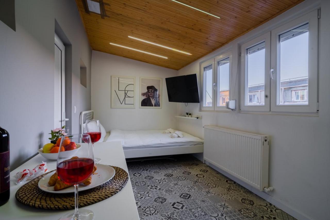One Bedroom Flat In Bucharest'S Historic District Esterno foto